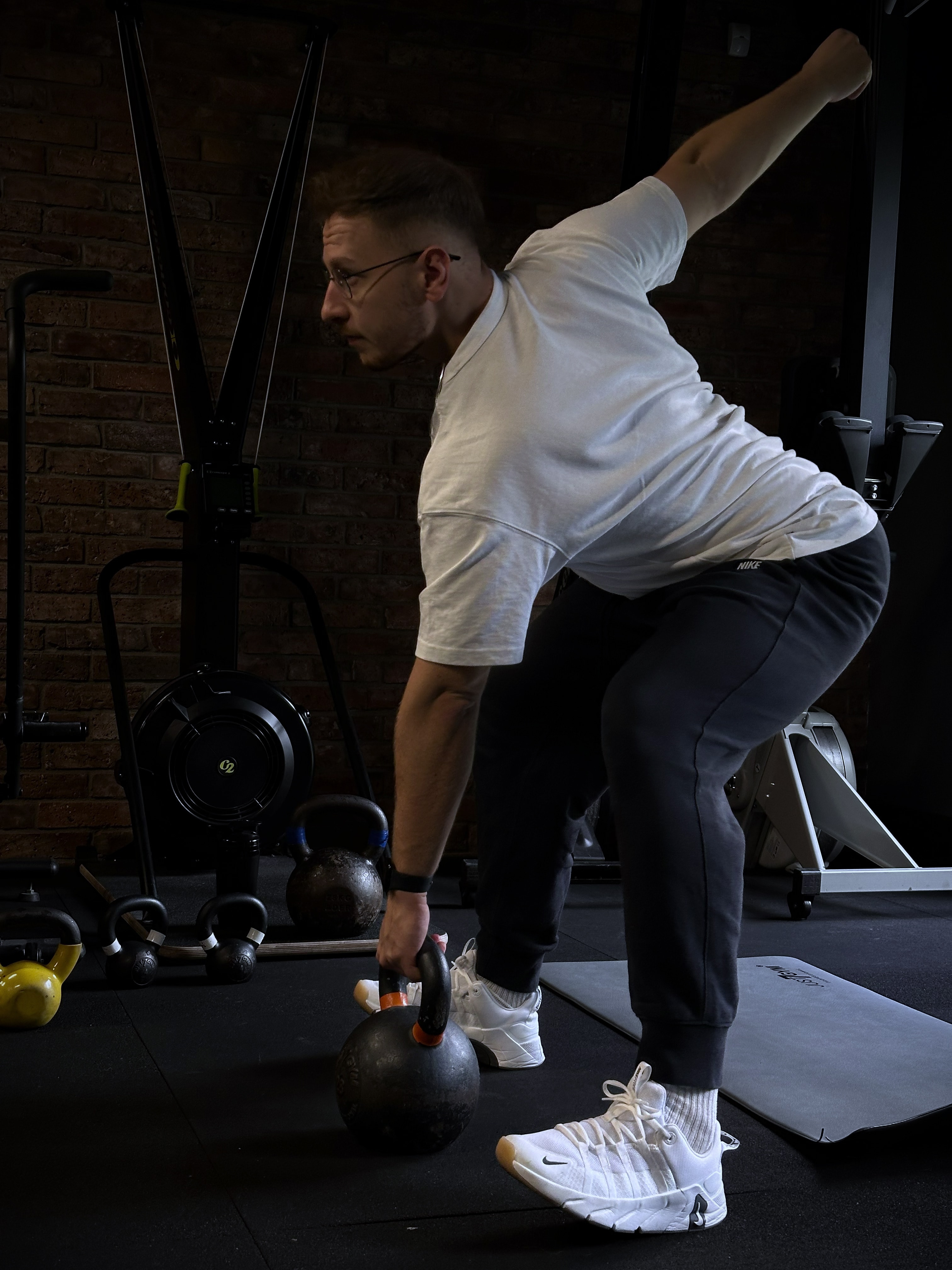 Jakub Pokora wykonuje martwy ciąg z kettlebell